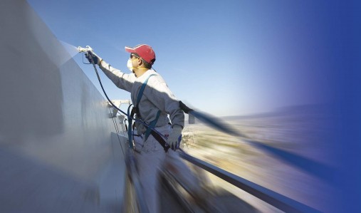 Application d'une peinture hydrofuge pour l'extérieur sur un mur - Zolpan