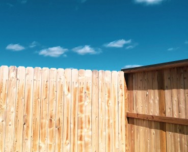 Clôture en bois protégée par une lasure transparente pour laisser apparaître les veines du bois