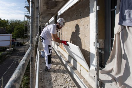 Application de l'isolation thermique par l'extérieur sous forme de plaques en polystyrène collées sur les murs de la façade - Zolpan