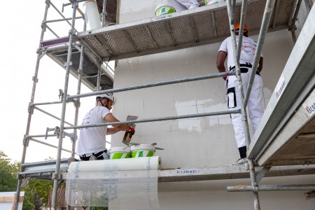 Pose de la toile avant application de l'enduit sur le mur de la façade extérieure - Zolpan.jpg
