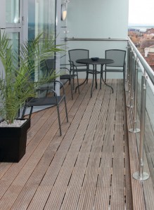 Finition étanchéité liquide SEL Zolpan en caillebotis, lames de bois, pour balcons