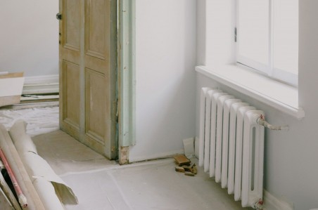 Radiateur peint en blanc en peinture métal antirouille Zolpan dans un intérieur en chantier