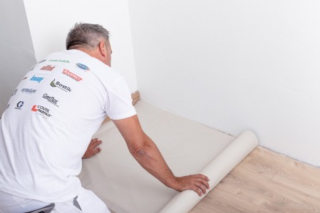 Pose de bâche, de polyane pour protéger les supports pour l'application de peinture en intérieur