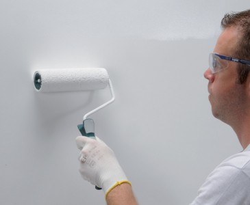 Application d'une impression, sous-couche, primaire de qualité professionnelle Zolpan pour les chantiers intérieurs