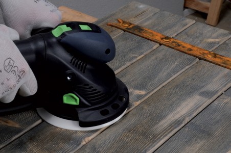 Poncer vos volets en bois pour l'extérieur avant d'appliquer la peinture pour une bonne adhérence au support
