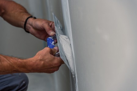 étalement de l'enduit de lissage lors d'un chantier intérieur - Zolpan qualité professionnelle